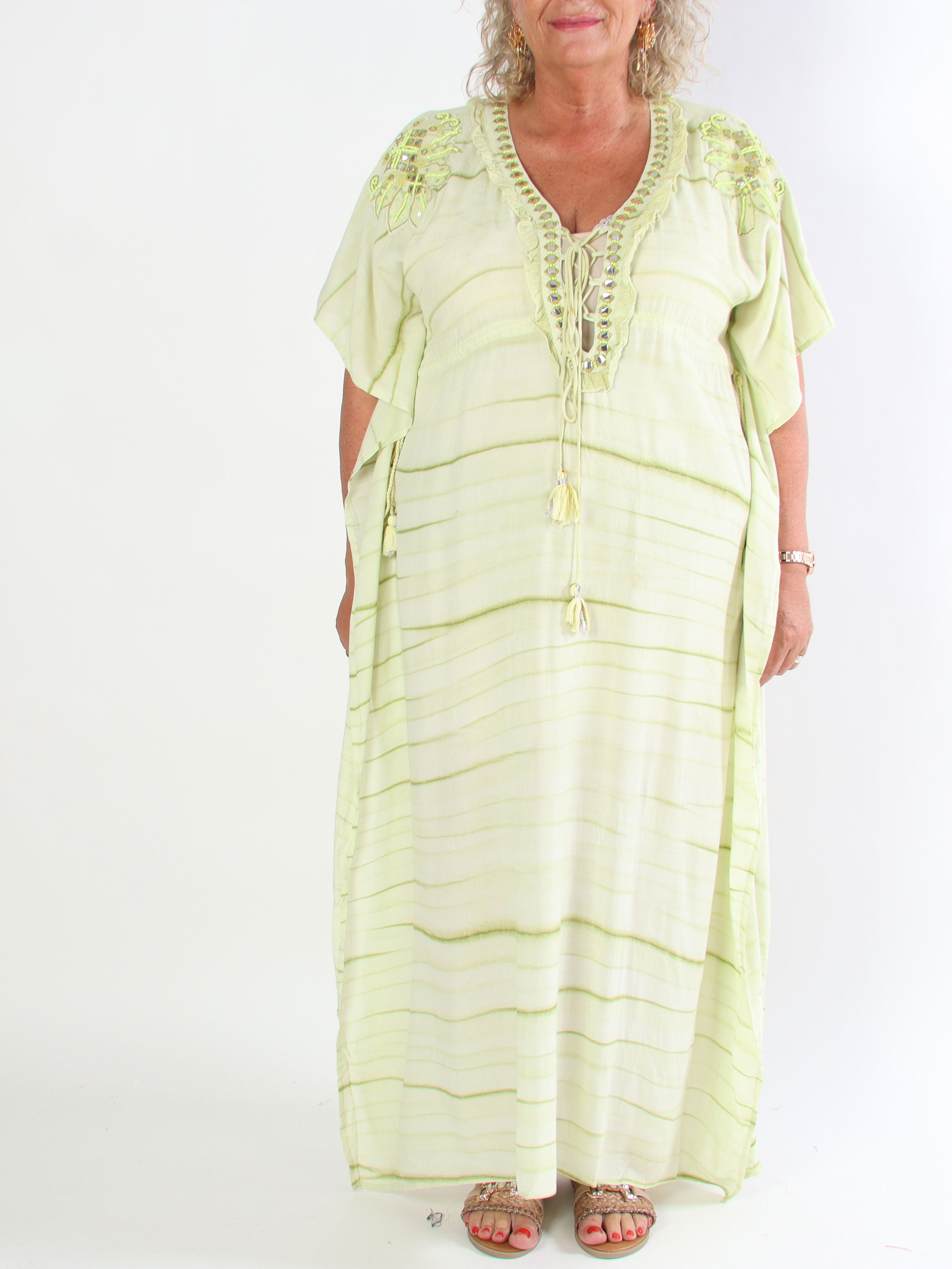 Avery - Plus size-klänning i viskos med pärlor och spets vid bröstet